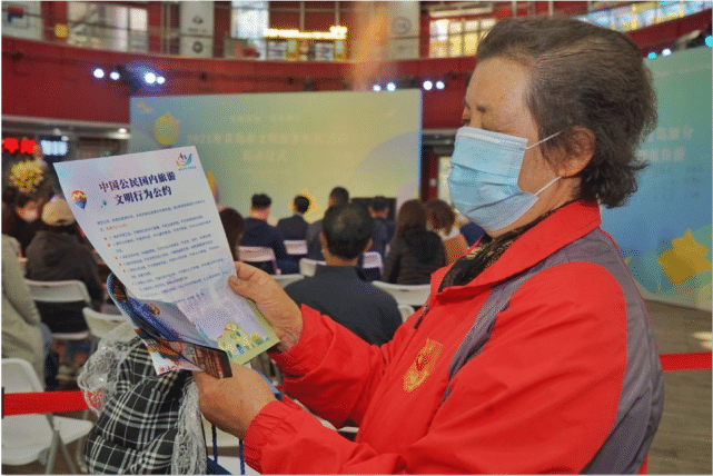 市民在阅读《中国公民国内旅游文明行为公约》