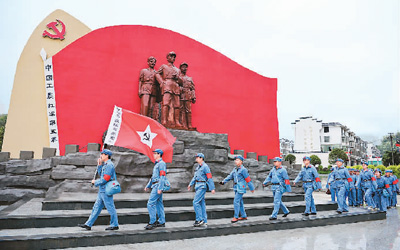 身穿红军服的游客在江西省宜春市湘鄂赣革命历史红旗广场参观。邓龙华摄（人民视觉）