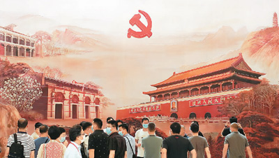 游客在上海中共一大纪念馆的“日出东方——从石库门到天安门”历史组画前参观。新华社记者 刘 颖摄